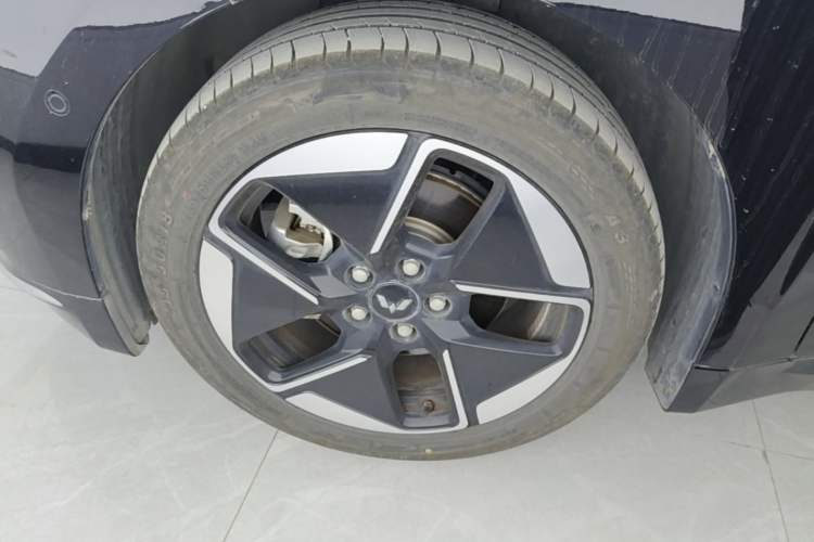 Used Wuling Xingguang 2025 610 km Smart Flagship Version Left Front Wheel Hub