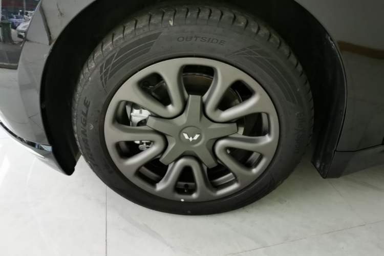 Used Wuling Xingguang 2025 70km Smart Standard Version Left Front Wheel Hub