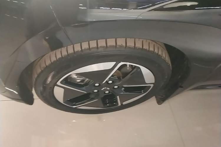 Used Wuling Xingguang 2025 150 km Smart Advanced Version Left Front Wheel Hub