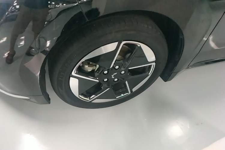 Used Wuling Xingguang 2025 610 km Smart Flagship Version Left Front Wheel Hub