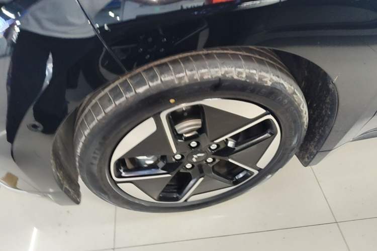 Used Wuling Xingguang 2025 610 km Smart Flagship Version Left Front Wheel Hub