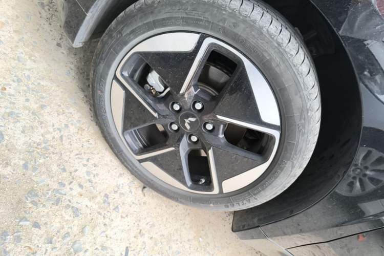 Used Wuling Xingguang 2025 610 km Smart Flagship Version Left Front Wheel Hub
