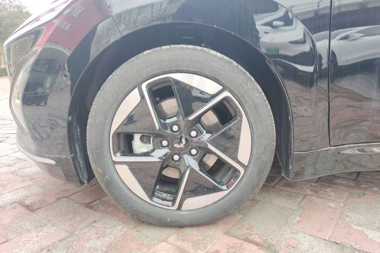 Used Wuling Xingguang 2025 610 km Smart Flagship Version Left Front Wheel Hub