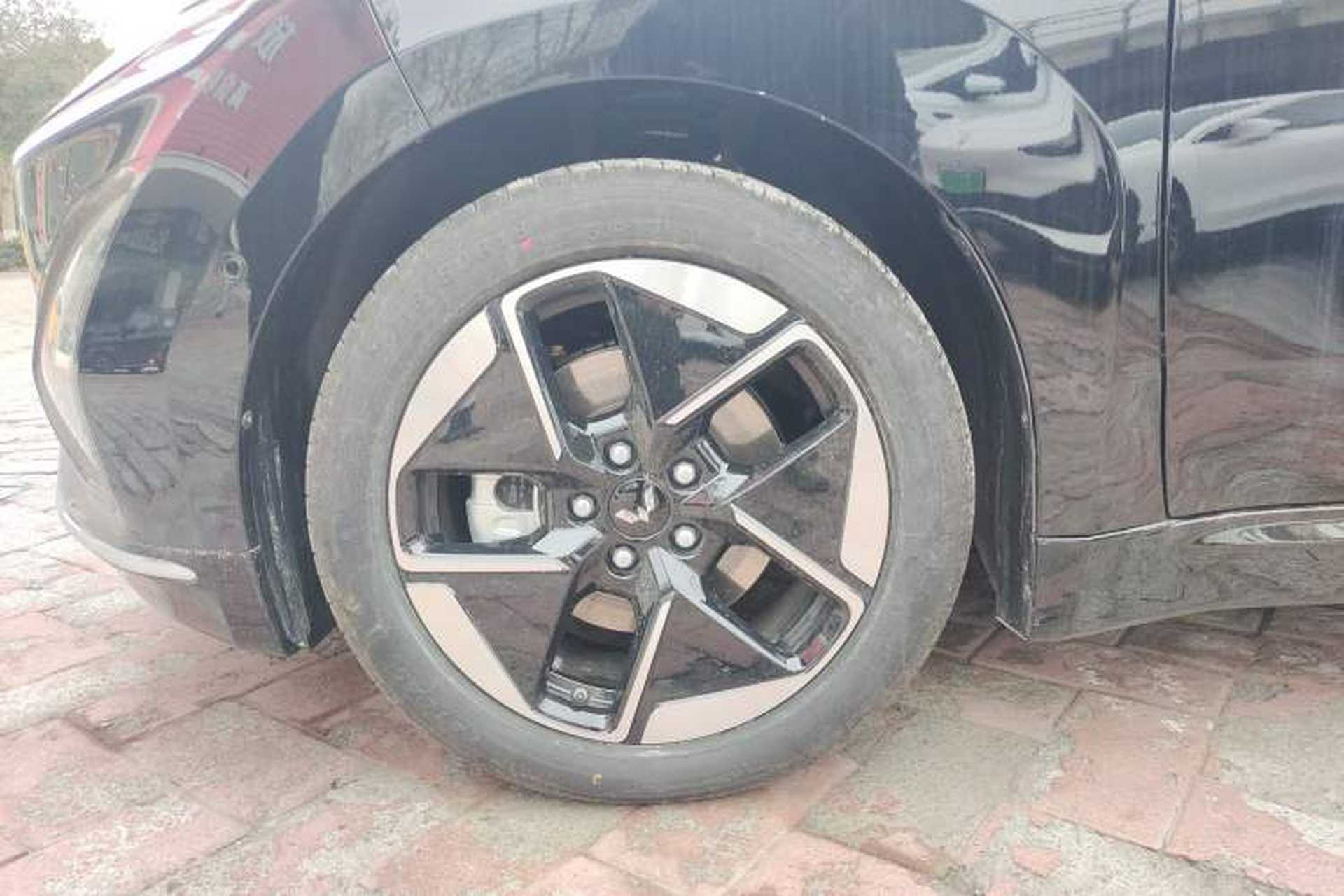 Used Wuling Xingguang 2025 610 km Smart Flagship Version Left Front Wheel Hub
