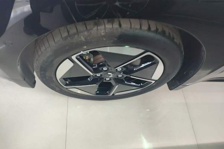 Used Wuling Xingguang 2025 610 km Smart Flagship Version Left Front Wheel Hub