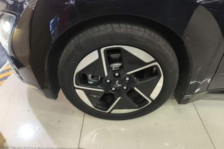 Used Wuling Xingguang 2025 610 km Smart Flagship Version Left Front Wheel Hub