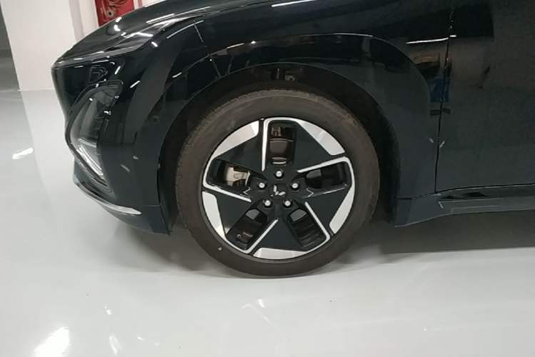 Used Wuling Xingguang 2025 610 km Smart Flagship Version Left Front Wheel Hub