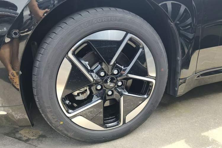 Used Wuling Xingguang 2025 610 km Smart Flagship Version Left Front Wheel Hub
