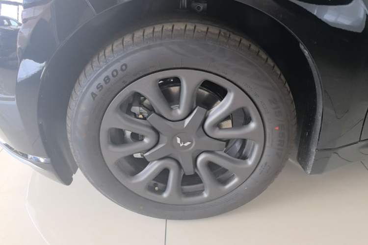 Used Wuling Xingguang 2025 70km Smart Standard Version Left Front Wheel Hub