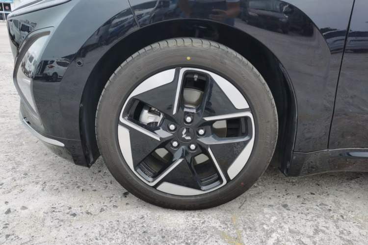 Used Wuling Xingguang 2025 610 km Smart Flagship Version Left Front Wheel Hub