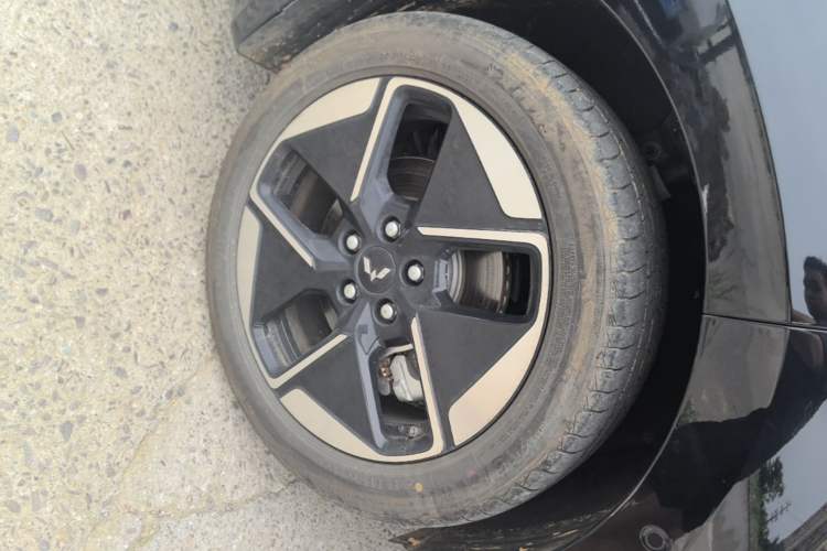 Used Wuling Xingguang 2025 610 km Smart Flagship Version Left Front Wheel Hub