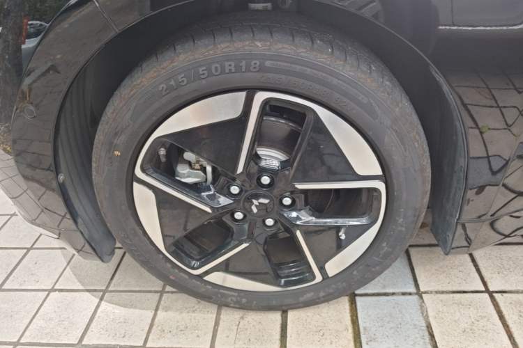 Used Wuling Xingguang 2025 610 km Smart Flagship Version Left Front Wheel Hub