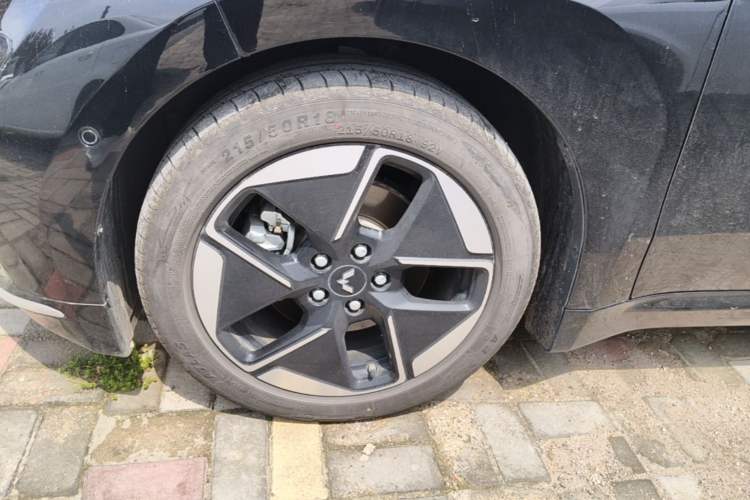 Used Wuling Xingguang 2025 610 km Smart Flagship Version Left Front Wheel Hub