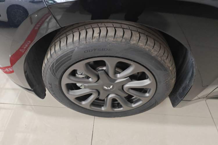 Used Wuling Xingguang 2025 70km Smart Standard Version Left Front Wheel Hub