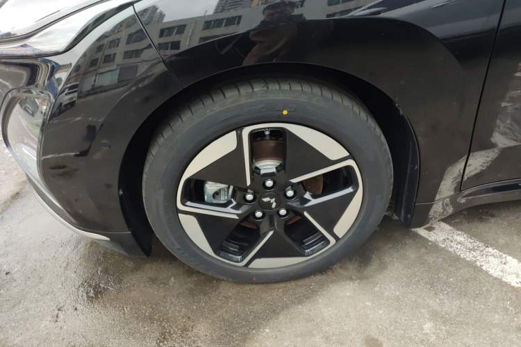 Used Wuling Xingguang 2025 610 km Smart Flagship Version Left Front Wheel Hub