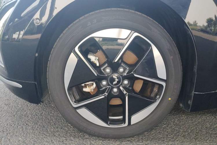 Used Wuling Xingguang 2025 610 km Smart Flagship Version Left Front Wheel Hub