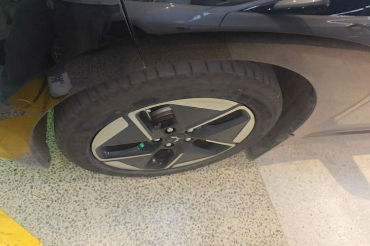 Used Wuling Xingguang 2025 610 km Smart Flagship Version Left Front Wheel Hub