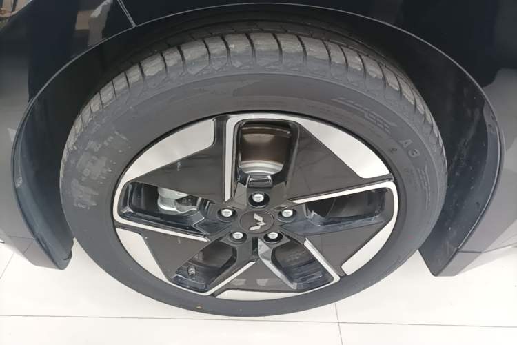 Used Wuling Xingguang 2025 610 km Smart Flagship Version Left Front Wheel Hub
