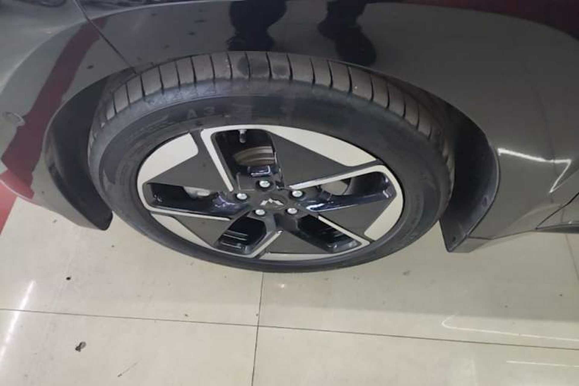 Used Wuling Xingguang 2025 610 km Smart Flagship Version Left Front Wheel Hub