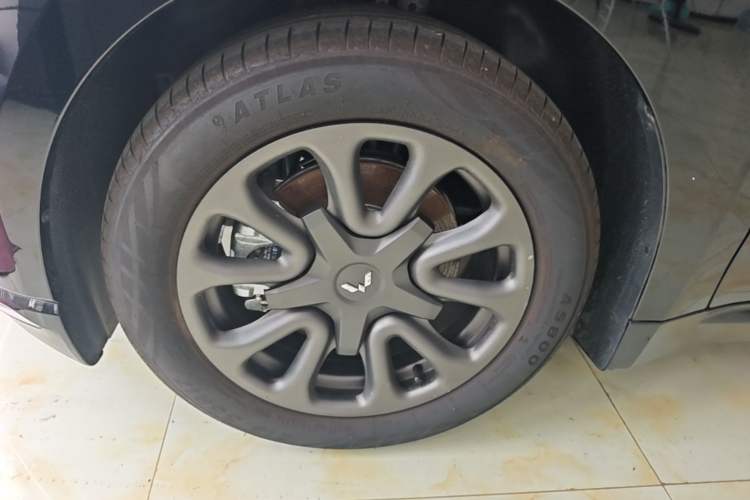 Used Wuling Xingguang 2025 70km Smart Standard Version Left Front Wheel Hub