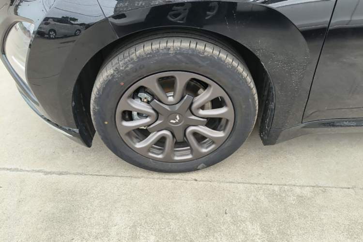 Used Wuling Xingguang 2025 70km Smart Standard Version Left Front Wheel Hub
