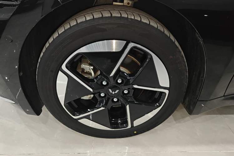Used Wuling Xingguang 2025 610 km Smart Flagship Version Left Front Wheel Hub