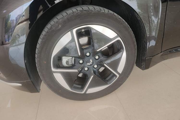 Used Wuling Xingguang 2025 610 km Smart Flagship Version Left Front Wheel Hub