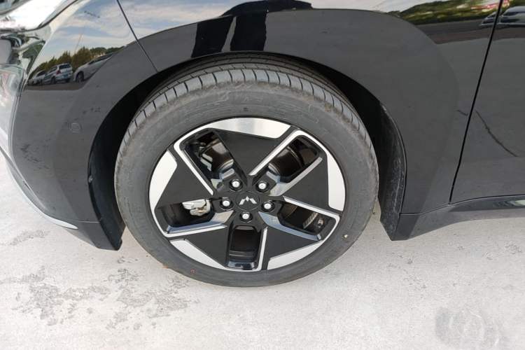 Used Wuling Xingguang 2025 610 km Smart Flagship Version Left Front Wheel Hub