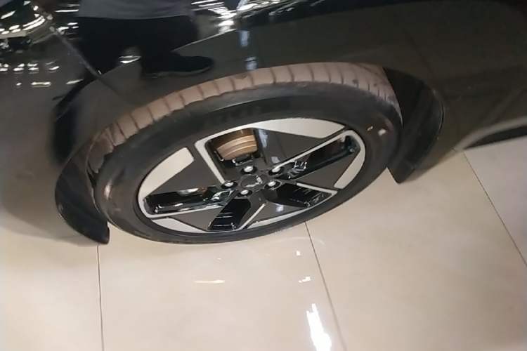 Used Wuling Xingguang 2025 610 km Smart Flagship Version Left Front Wheel Hub