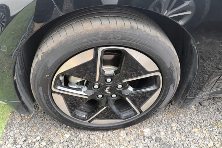 Used Wuling Xingguang 2025 610 km Smart Flagship Version Left Front Wheel Hub