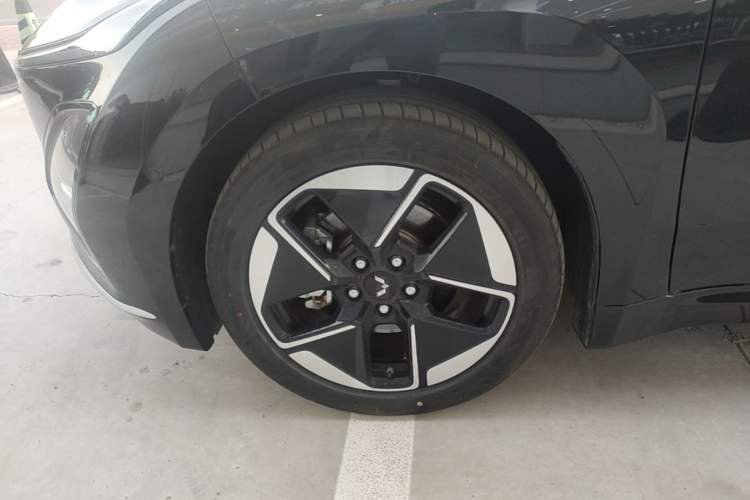 Used Wuling Xingguang 2025 610 km Smart Flagship Version Left Front Wheel Hub