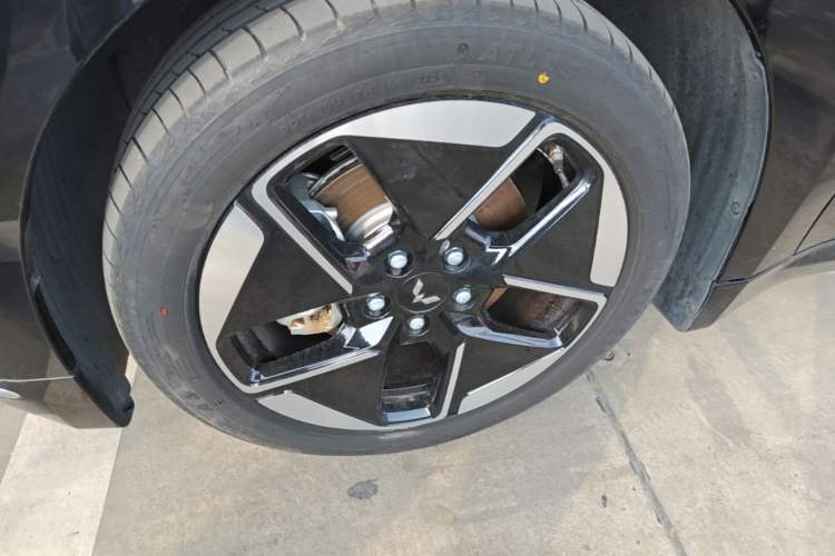Used Wuling Xingguang 2025 610 km Smart Flagship Version Left Front Wheel Hub