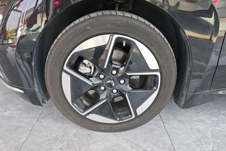 Used Wuling Xingguang 2025 610 km Smart Flagship Version Left Front Wheel Hub