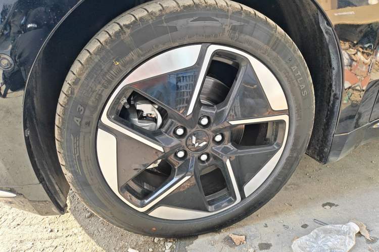 Used Wuling Xingguang 2025 610 km Smart Flagship Version Left Front Wheel Hub