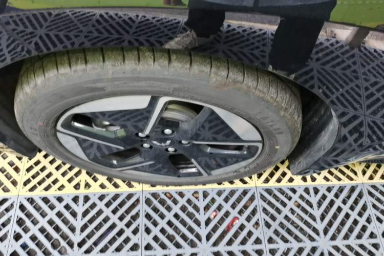 Used Wuling Xingguang 2025 610 km Smart Flagship Version Left Front Wheel Hub