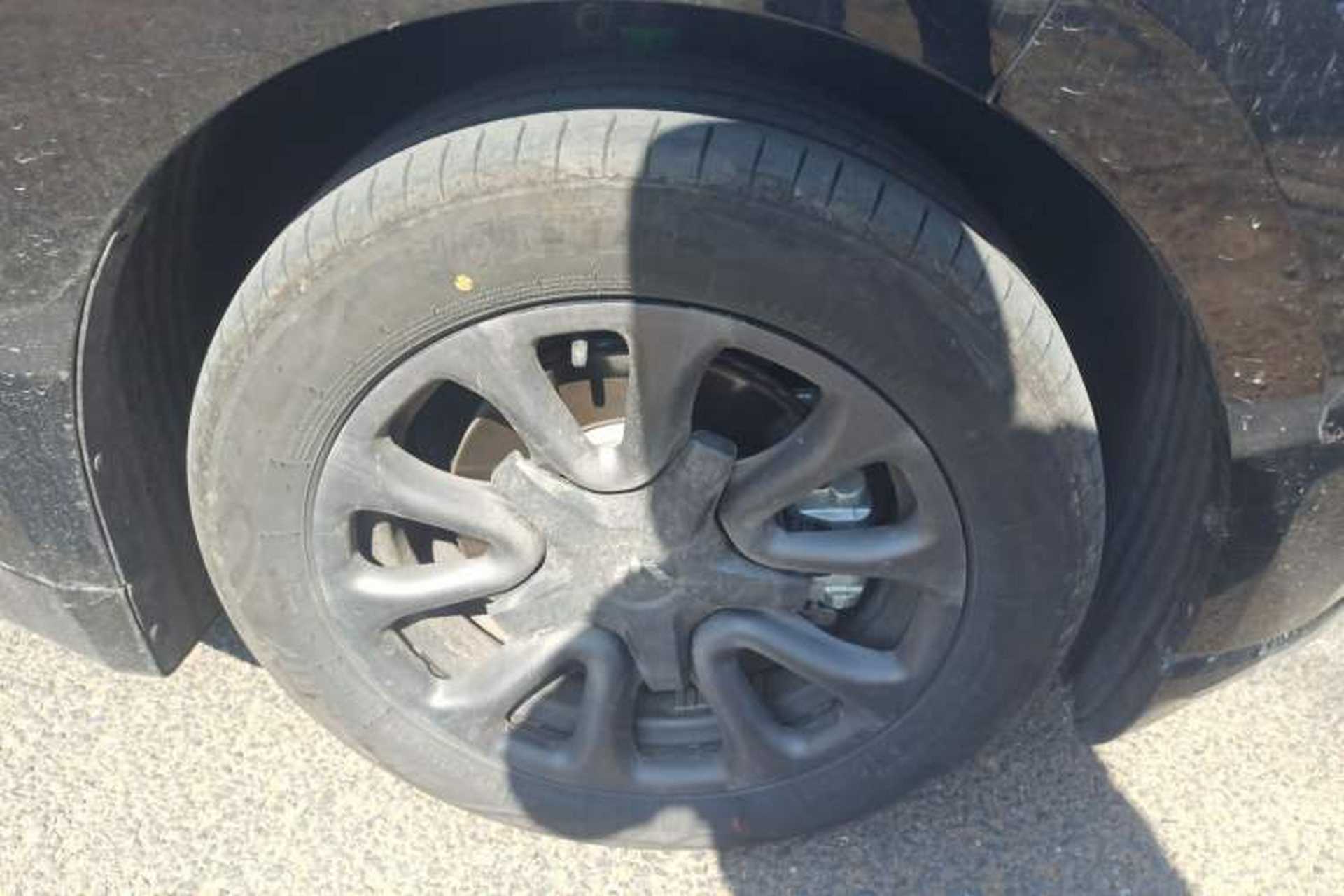 Used Wuling Xingguang 2025 70km Smart Standard Version Right Front Wheel Hub