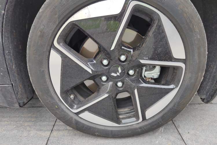 Used Wuling Xingguang 2025 150 km Smart Advanced Version Right Front Wheel Hub