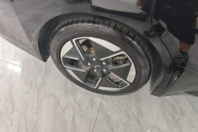 Used Wuling Xingguang 2025 610 km Smart Flagship Version Right Rear Wheel Hub