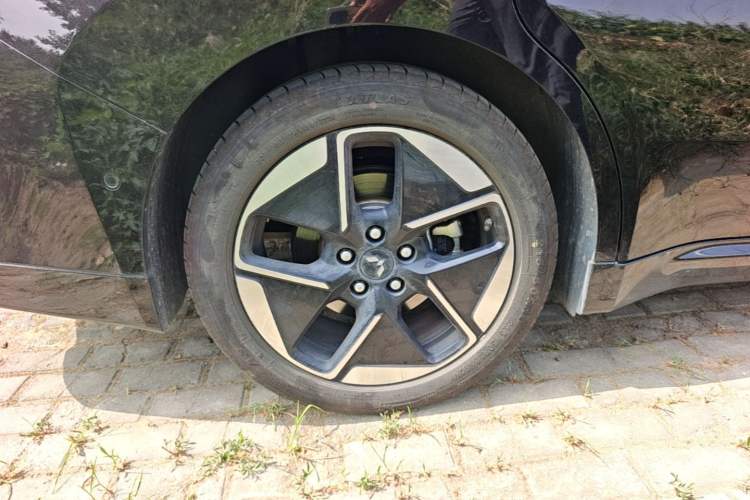 Used Wuling Xingguang 2025 610 km Smart Flagship Version Right Rear Wheel Hub