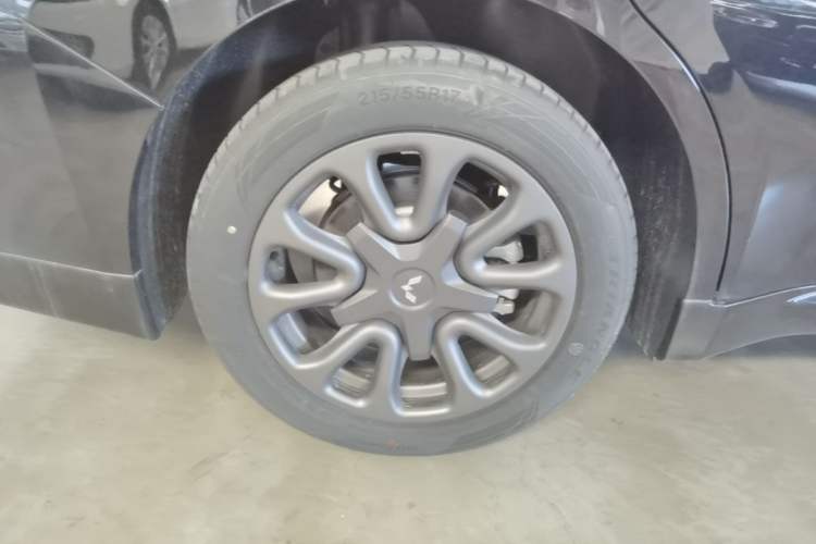 Used Wuling Xingguang 2025 70km Smart Standard Version Right Rear Wheel Hub