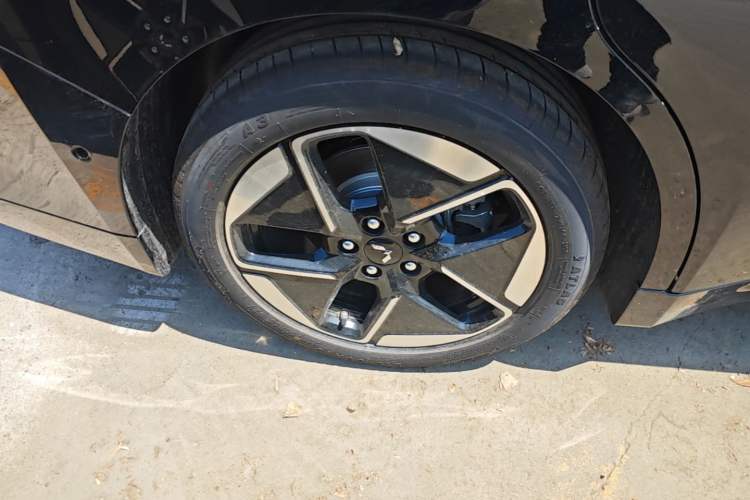 Used Wuling Xingguang 2025 610 km Smart Flagship Version Right Rear Wheel Hub