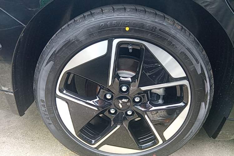 Used Wuling Xingguang 2025 610 km Smart Flagship Version Right Rear Wheel Hub