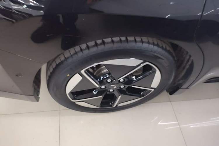 Used Wuling Xingguang 2025 610 km Smart Flagship Version Right Rear Wheel Hub