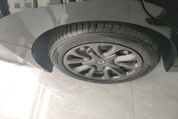 Used Wuling Xingguang 2025 70km Smart Standard Version Right Rear Wheel Hub