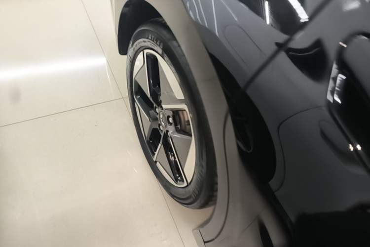 Used Wuling Xingguang 2025 610 km Smart Flagship Version Right Rear Wheel Hub