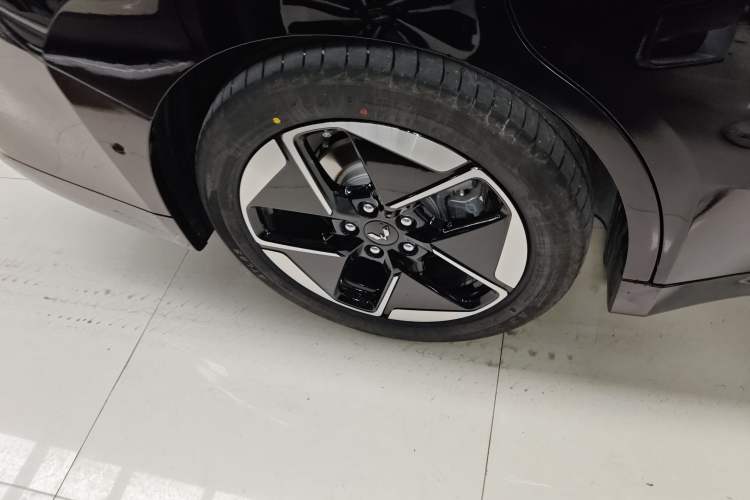 Used Wuling Xingguang 2025 610 km Smart Flagship Version Right Rear Wheel Hub