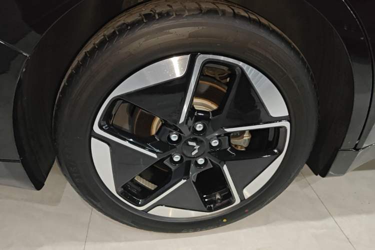 Used Wuling Xingguang 2025 610 km Smart Flagship Version Right Rear Wheel Hub