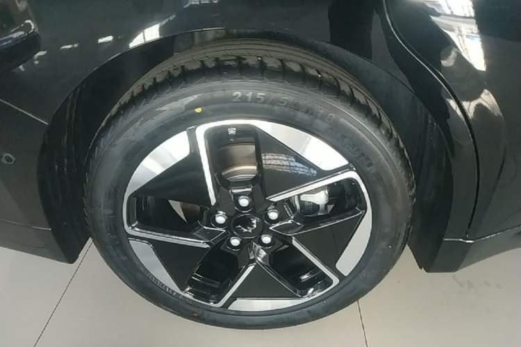 Used Wuling Xingguang 2025 610 km Smart Flagship Version Right Rear Wheel Hub
