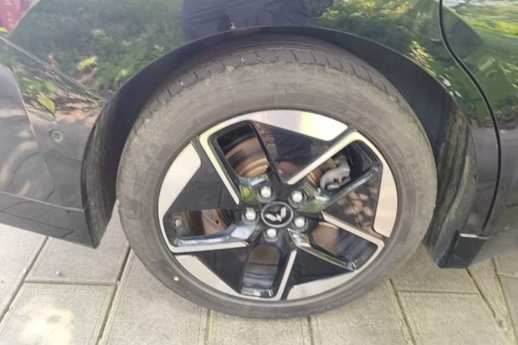 Used Wuling Xingguang 2025 610 km Smart Flagship Version Right Rear Wheel Hub