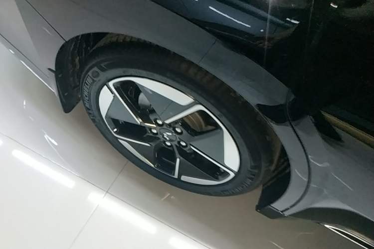 Used Wuling Xingguang 2025 150 km Smart Advanced Version Right Rear Wheel Hub
